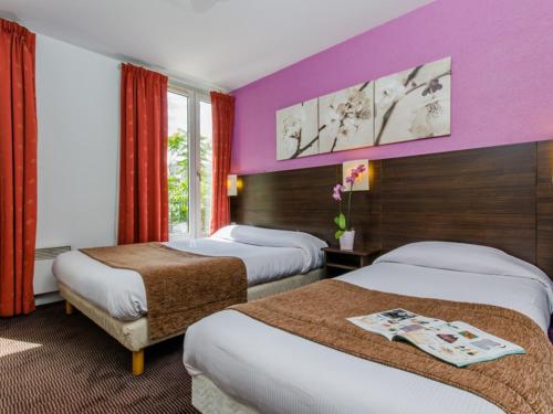 ein Hotelzimmer mit 2 Betten und lila Wänden in der Unterkunft Hotel Arc Paris Porte d'Orléans in Montrouge