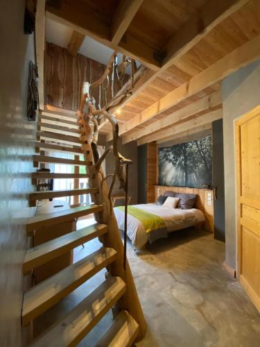 - une chambre avec un escalier menant à un lit dans l'établissement Hotel Green Ecolodge, à La Colmiane