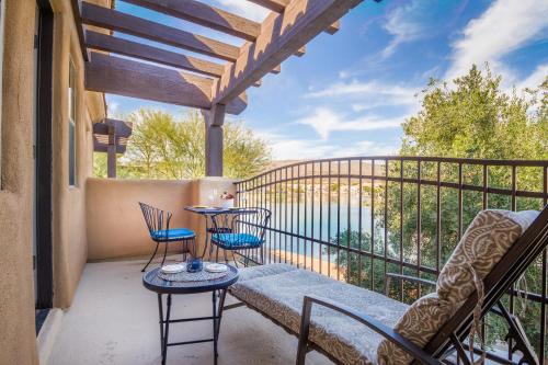 En balkon eller terrasse på Pool's Open! Gorgeous LAKE FRONT Condo located inside Toscana Lakeside Community! condo