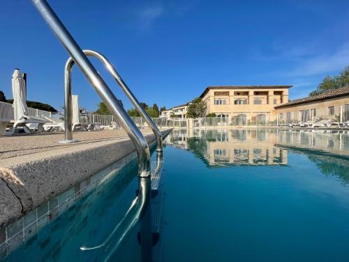 Bazén v ubytovaní Studio 15 - LES SUITES DE ROBINSON - Résidence avec piscine en bord de Siagne, à Mandelieu-La-Napoule alebo v jeho blízkosti