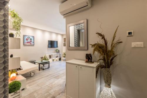 uma sala de estar com um vaso com uma planta em Artistic chill art apartment 2+2.Centar of Split. em Split