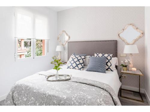 A bed or beds in a room at Agradable apartamento Arturo Soria D1