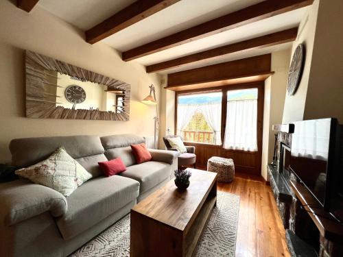 Televízia a/alebo spoločenská miestnosť v ubytovaní Apartament Deluxe Espot - L'Amfitriona