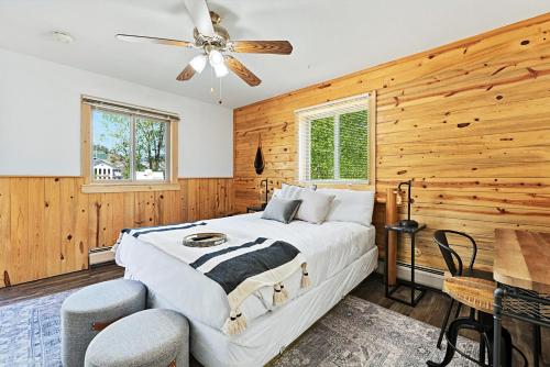 En eller flere senge i et værelse på Misty Mountain Lodge