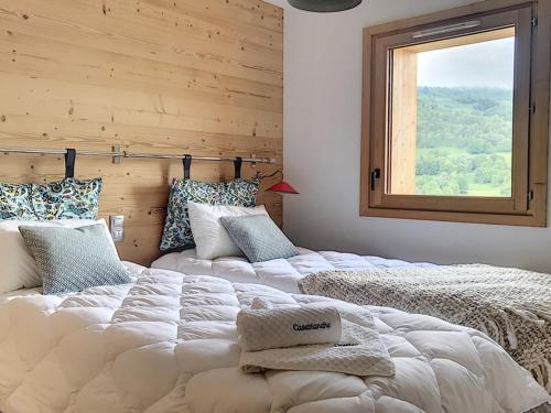 two beds in a room with a window at Chalet Saint-Martin-de-Belleville, 6 pièces, 12 personnes - FR-1-344-744 in Saint-Martin-de-Belleville