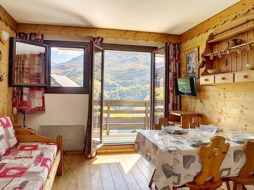 Appartement lumineux au pied des pistes avec balcon - 4 pers, rénové, 3 flocons, cuisine équipée - FR-1-344-977