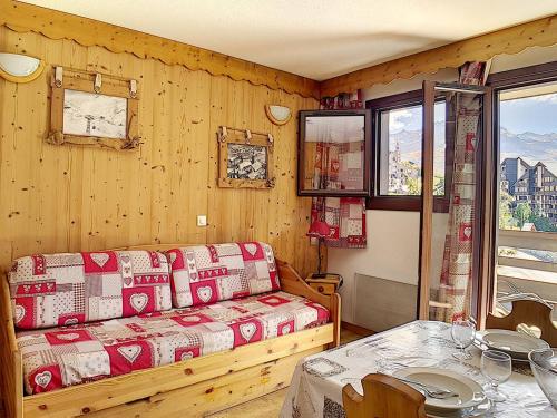 un salon avec un canapé et une table dans l'établissement Appartement lumineux au pied des pistes avec balcon - 4 pers, rénové, 3 flocons, cuisine équipée - FR-1-344-977, aux Menuires