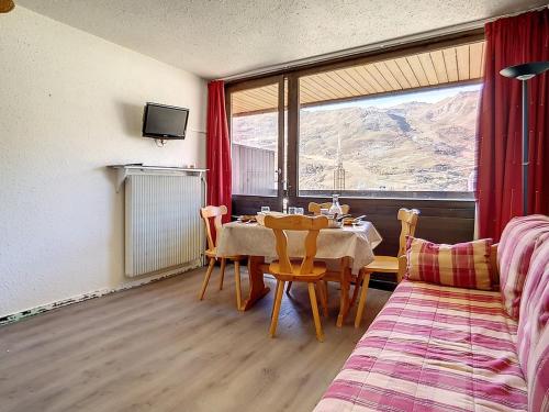 un salon avec une table et un canapé dans l'établissement Studio cosy au coeur de la station - Balcon sud/ouest - Accès direct aux pistes - FR-1-344-992, aux Menuires