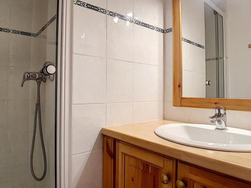 Appartement rénové 2 pièces au pied des pistes avec balcon sud - FR-1-344-977