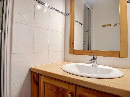 une salle de bain avec un lavabo et un miroir dans l'établissement Appartement lumineux au pied des pistes avec balcon - 4 pers, rénové, 3 flocons, cuisine équipée - FR-1-344-977, aux Menuires