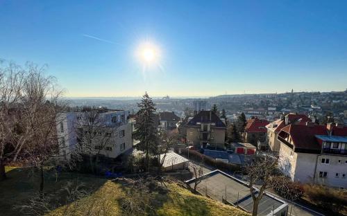 プラハにあるView of Pragueの空の太陽を浴びた街並み