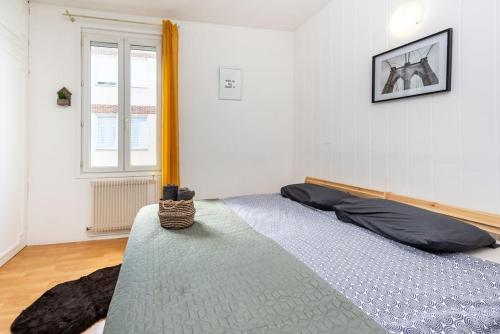 une chambre avec un lit et une fenêtre dans l'établissement Le st honore, à Amiens