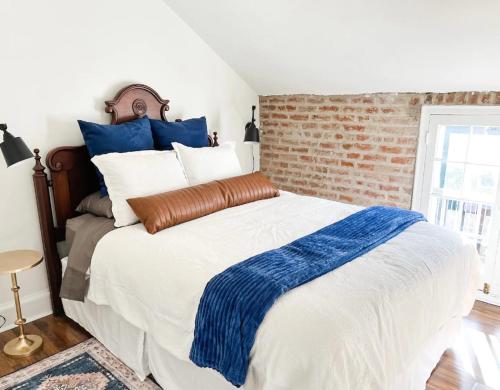 Łóżko lub łóżka w pokoju w obiekcie Bon Maison Guest House