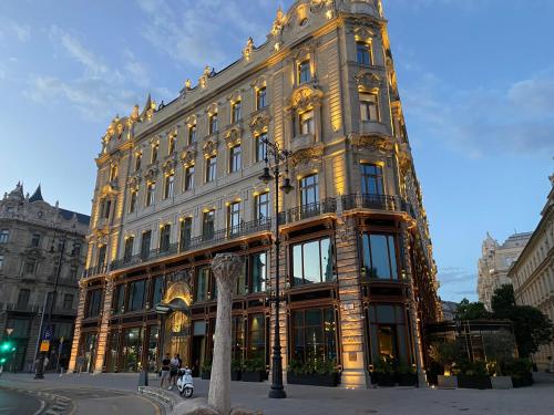 un grand bâtiment avec une tour d'horloge en haut dans l'établissement Beautiful View Duna Apartment, à Budapest