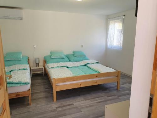 Säng eller sängar i ett rum på Família Apartman Cserkeszőlő