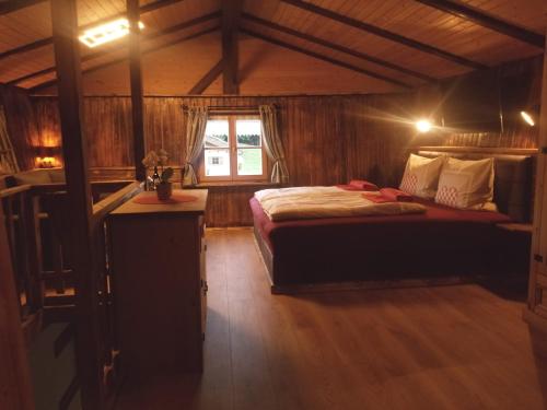 Giường trong phòng chung tại Fronwieshof
