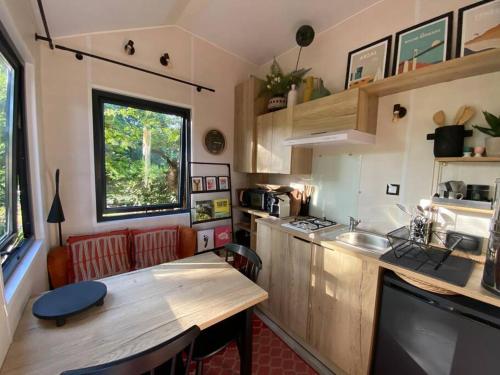 Kuchyň nebo kuchyňský kout v ubytování Tiny house sur terrain boisé à 10 mn de la mer