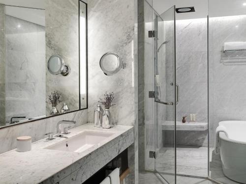 廈門的住宿－廈門朗豪酒店，一间带水槽和玻璃淋浴的浴室