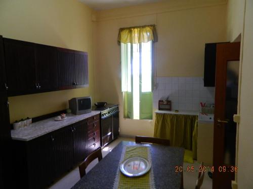uma cozinha com uma mesa e uma janela em Rustic cottage in Montalbano jonico em Montalbano Ionico