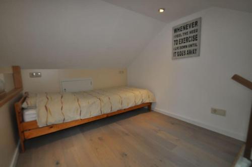 a bedroom with a bed in the corner of a room at Vakantiewoning nabij Toverland in Griendtsveen
