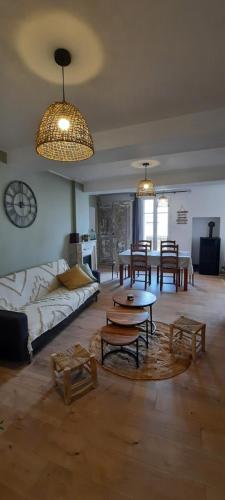un salon avec un canapé et une table dans l'établissement Appartement Le cocon Mont louis 66, à Mont-Louis
