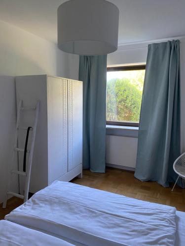 Postel nebo postele na pokoji v ubytování Ferienwohnung mit Garten am Chiemsee