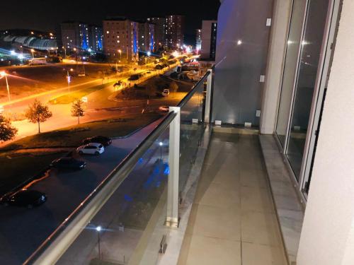 Aydınlı的住宿－Open view house (free wifi&parking) near SAW Airport，享有夜间城市街道的景色