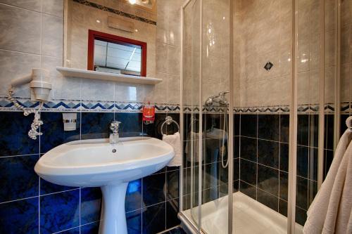 a bathroom with a sink and a shower at Nautic Studio A4 in Vis