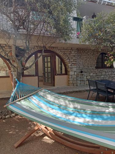 a hammock in front of a house at Bas de villa au chant des cigales in Lorgues