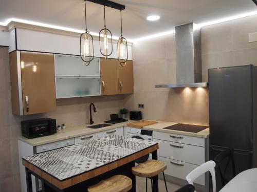uma cozinha com um frigorífico preto e uma bancada em Apartamento Isaac junto a la muralla Romana em Lugo