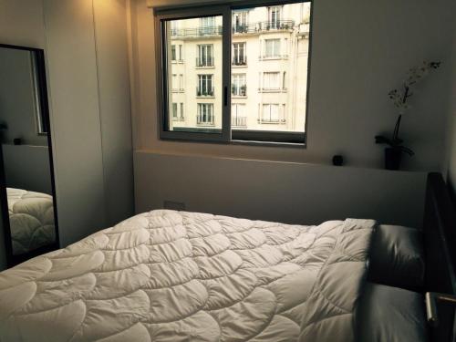 Säng eller sängar i ett rum på A deux pas des Champs Elysées