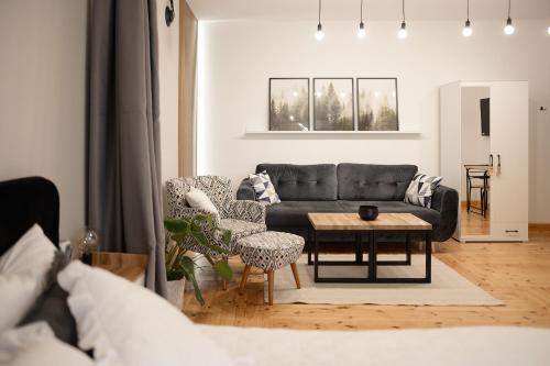 un soggiorno con divano e tavolo di Apartamenty Zwierzyniec a Zwierzyniec