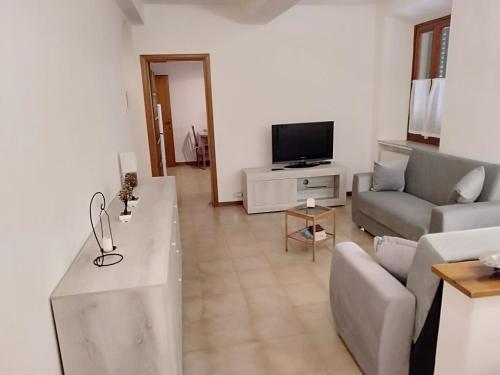 a living room with a couch and a tv at La casa di Elisa in Vinci