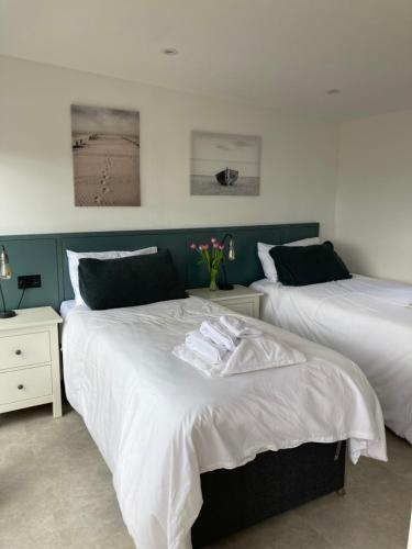 two beds in a room with twoermottermott at The Paddock- Loch Lomond and Trossachs in Gartmore