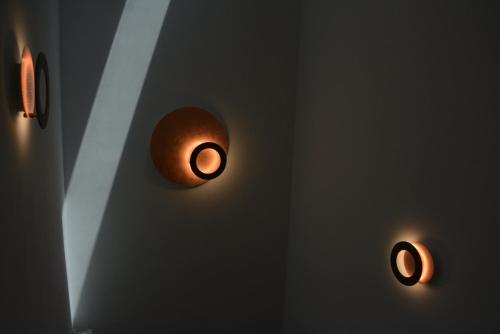two lights on a wall in a room at Il Gelso in San Bartolomeo