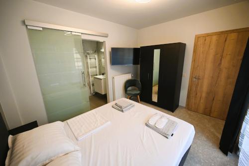 Una cama o camas en una habitación de Cesar Palace