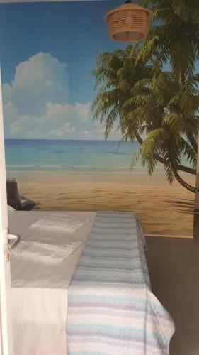 Stritt' Stritt' في بالينورو: غرفة نوم مع لوحة للشاطئ