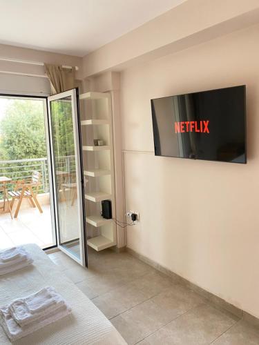A television and/or entertainment centre at Seaside one-bedroom on Chalkis