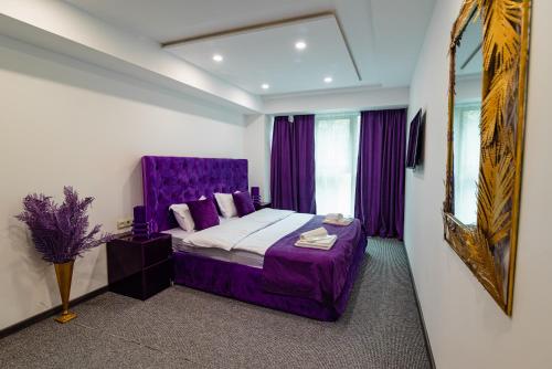 Ένα ή περισσότερα κρεβάτια σε δωμάτιο στο Royal Plaza Hotel