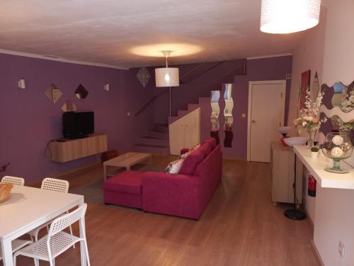 sala de estar con sofá púrpura y mesa en D'ouro Relax, en Sanfins do Douro