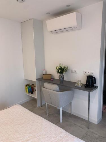 biurko z krzesłem w pokoju w obiekcie Villa Elimia piscine privée & chauffée w mieście Antibes