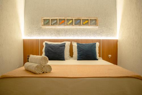 - une chambre avec un lit et des serviettes dans l'établissement Apartamento Privativo - Centro Búzios, à Búzios