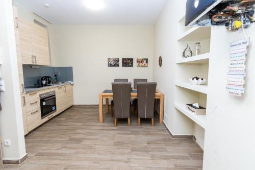 A kitchen or kitchenette at Comfortable romantic 1 bedroom apartment near Augarten
