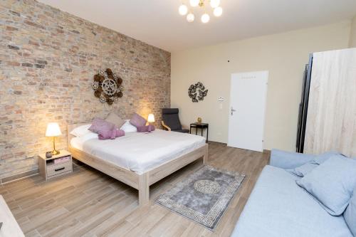 A bed or beds in a room at Comfortable romantic 1 bedroom apartment near Augarten