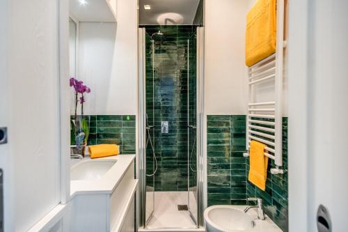 een badkamer met een wastafel en een douche bij Villa green Eden in Sorrento