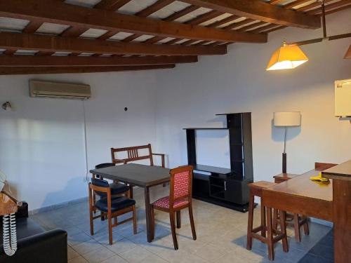 Una cocina y un comedor con mesa y sillas. en BELLO SAN LUIS, en San Luis