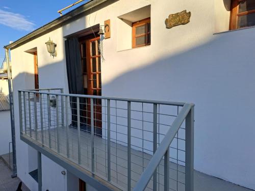 einen Balkon mit einem Geländer neben einer Tür in der Unterkunft BELLO SAN LUIS in San Luis