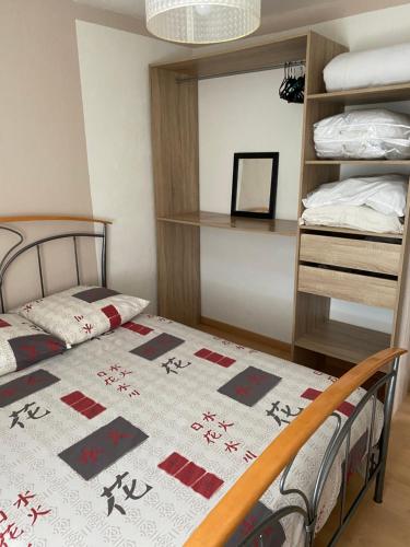 - une chambre avec un lit et une étagère dans l'établissement Petit cocon, à Château-Chinon