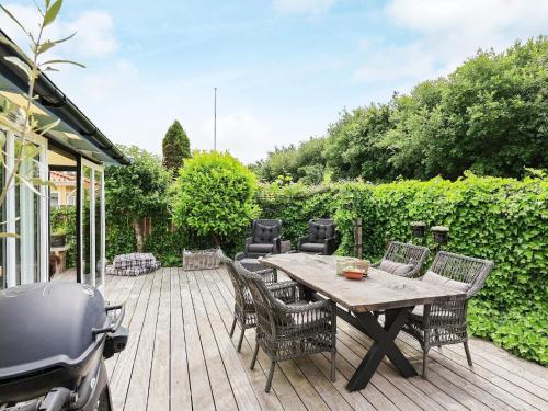 Taman di luar 6 person holiday home in Karrebæksminde-By Traum
