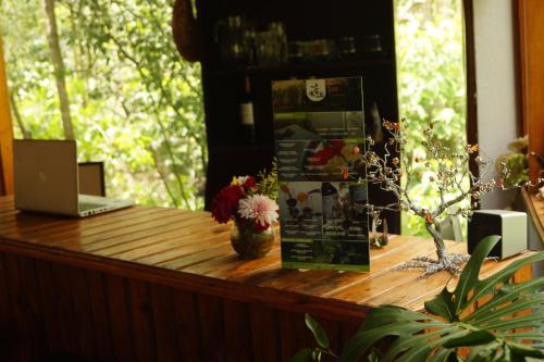 a wooden counter with a laptop on top of it at Skale Peregrino in Choachí